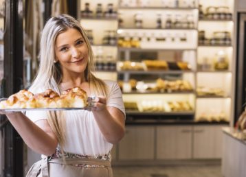 camarera-ofreciendo-bandeja-croissants_23-2147984970